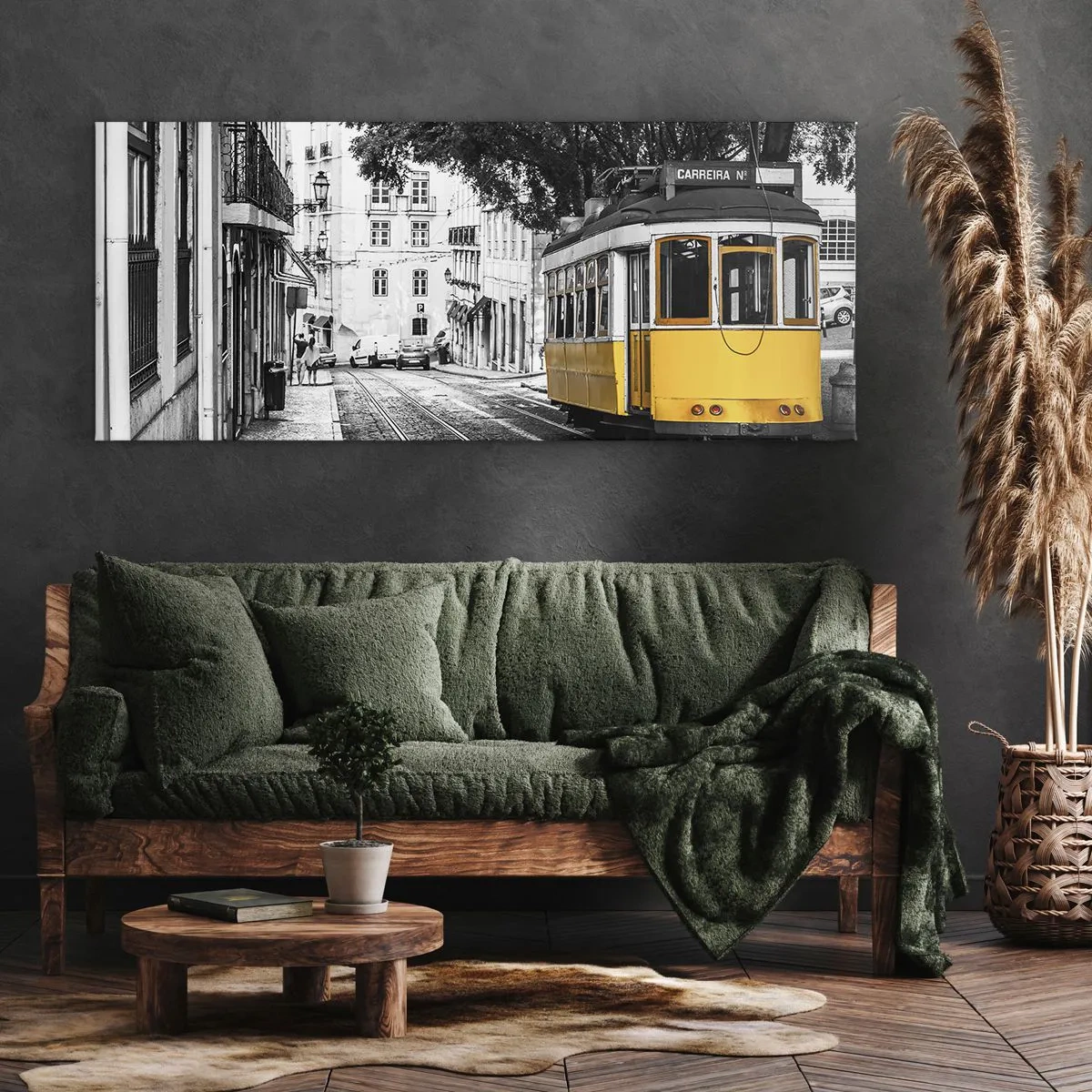 Quadro su tela - Stampe su Tela - Un tram giallo sullo sfondo di una strada bianca e nera - 160x50cm - Con il fado in sottofondo - Decorazione murale moderna per soggiorno e camera da letto ARTTOR