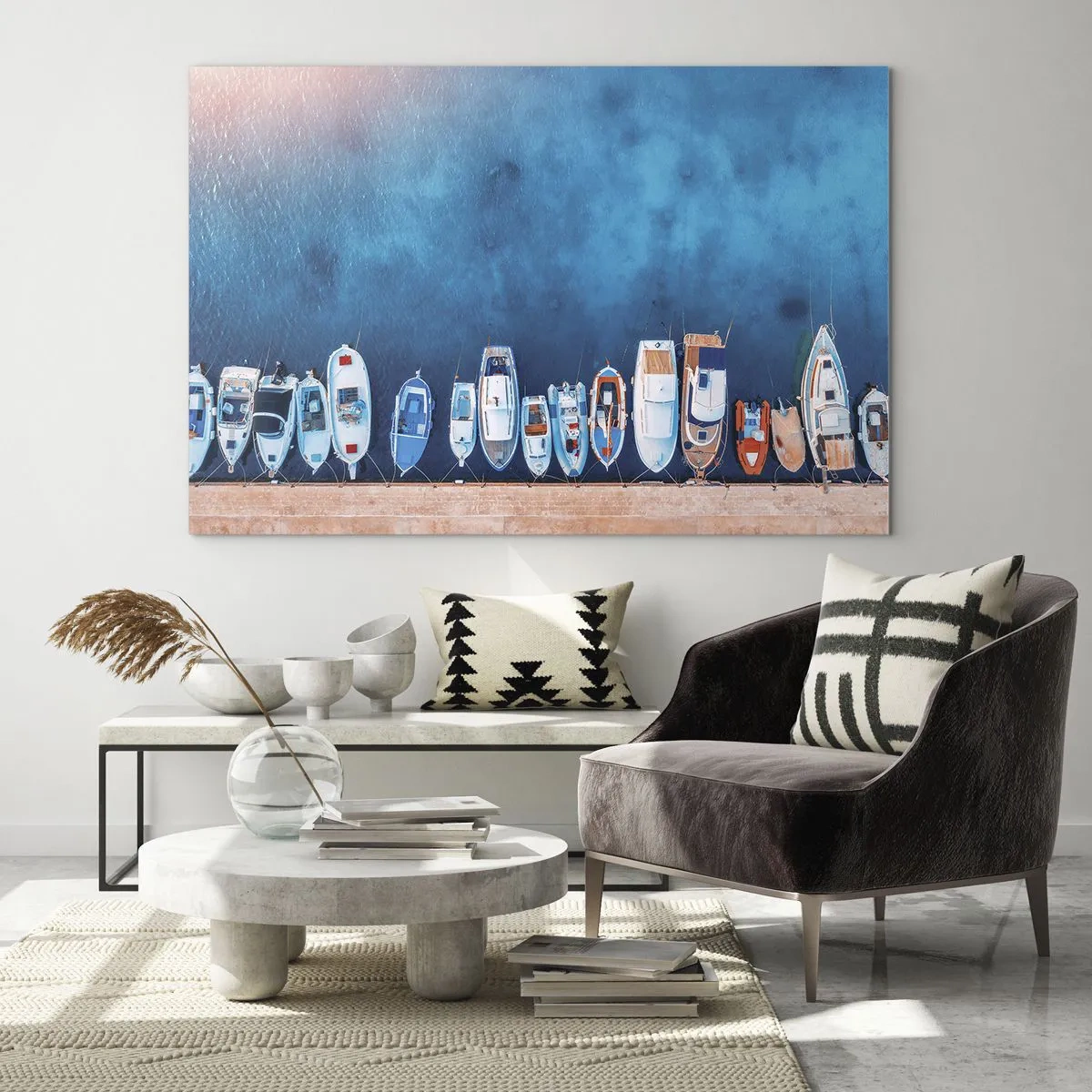 Quadro su vetro - Barche ormeggiate alla riva viste da una prospettiva a volo d'uccello - 70x50cm - In una fila - Decorazione murale moderna per soggiorno e camera da letto ARTTOR