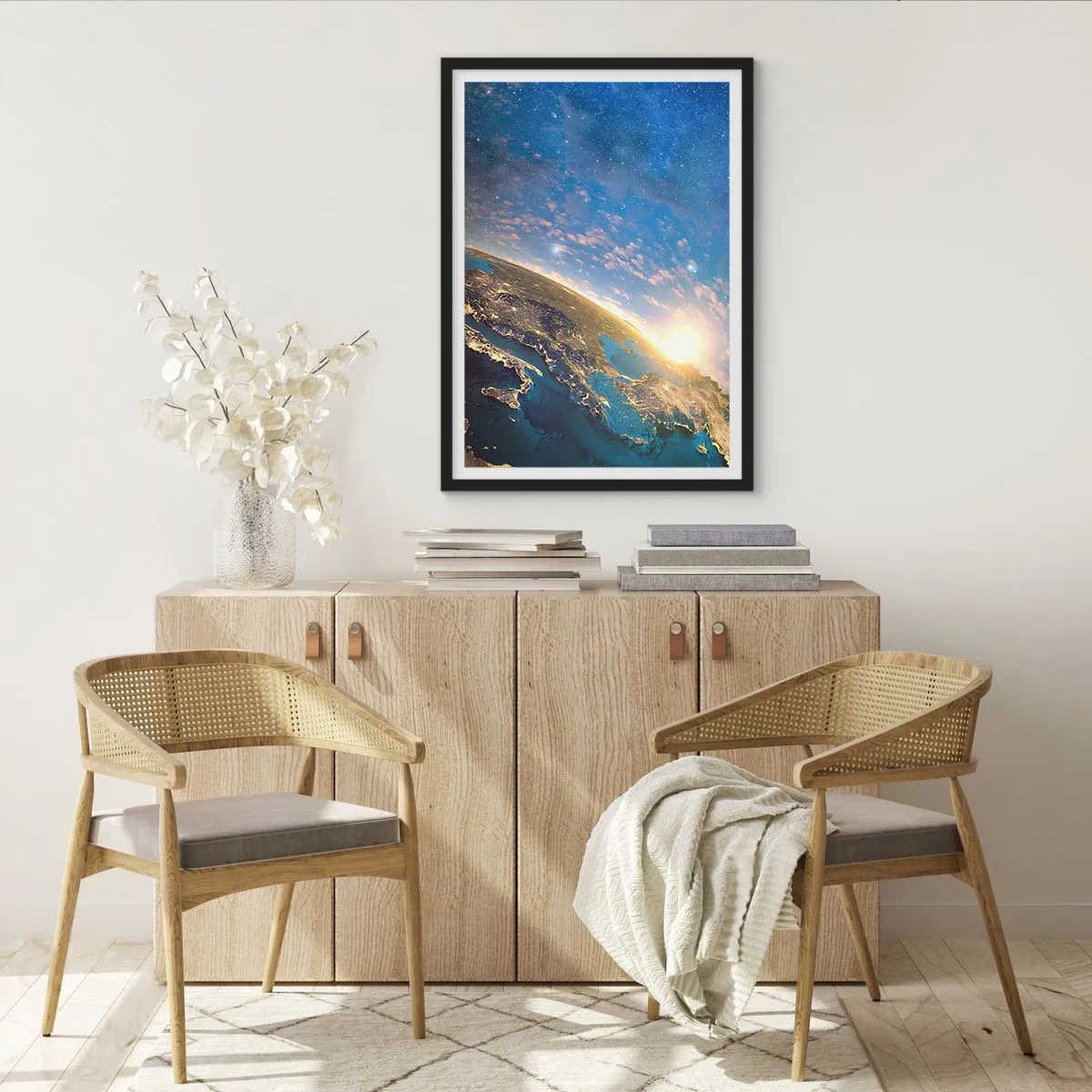 Poster in cornice nera - La Terra vista dallo spazio all'alba - 50x70cm - Guardiamoci da lontano - Decorazione murale moderna per soggiorno e camera da letto ARTTOR