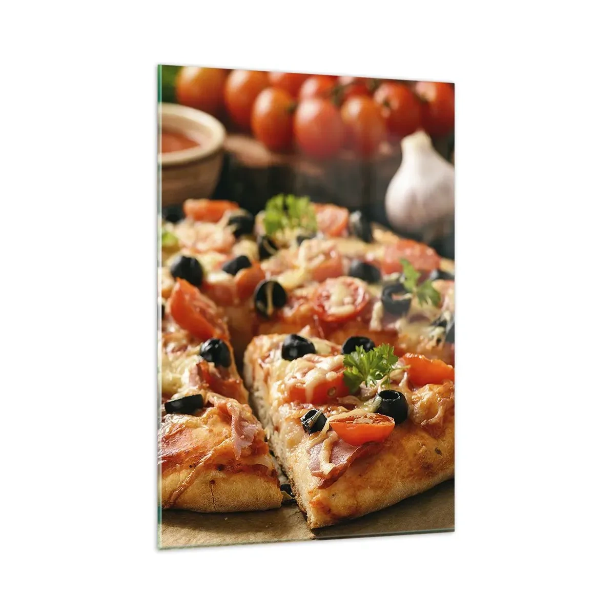 Quadro su vetro - Pizza con pomodori, olive ed erbe fresche sul tavolo - 80x120cm - Te la sei nuovamente cavata - Decorazione murale moderna per soggiorno e camera da letto ARTTOR