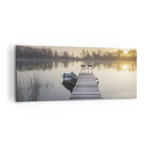 Quadro su tela - Stampe su Tela - Un molo sul lago al mattino con una barca e delle sedie - 120x50cm - Tornerò un giorno - Decorazione murale moderna per soggiorno e camera da letto ARTTOR