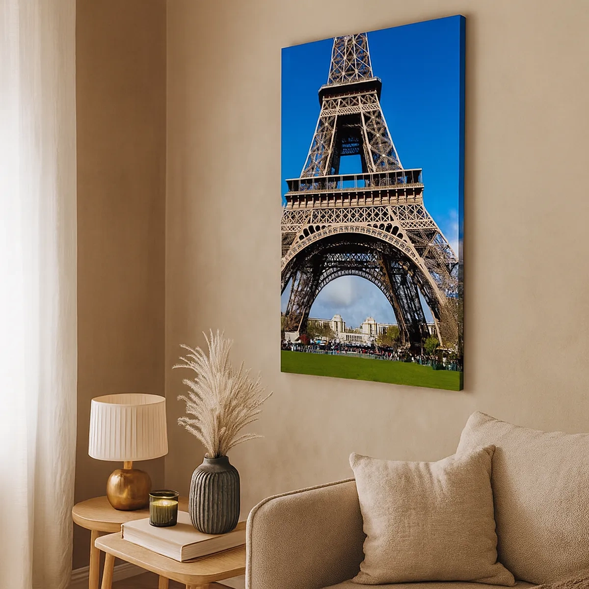 Quadro su tela - Stampe su Tela - La Torre Eiffel sullo sfondo di un cielo azzurro e di un parco verde - 50x70cm - Tutta Parigi ai suoi piedi - Decorazione murale moderna per soggiorno e camera da letto ARTTOR