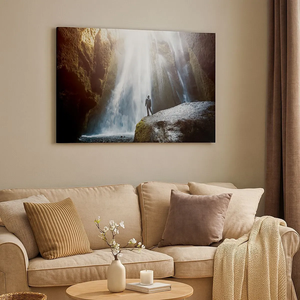 Quadro su tela - Stampe su Tela - Una figura sullo sfondo di una maestosa cascata in una gola rocciosa - 70x50cm - Ripristino delle proporzioni - Decorazione murale moderna per soggiorno e camera da letto ARTTOR
