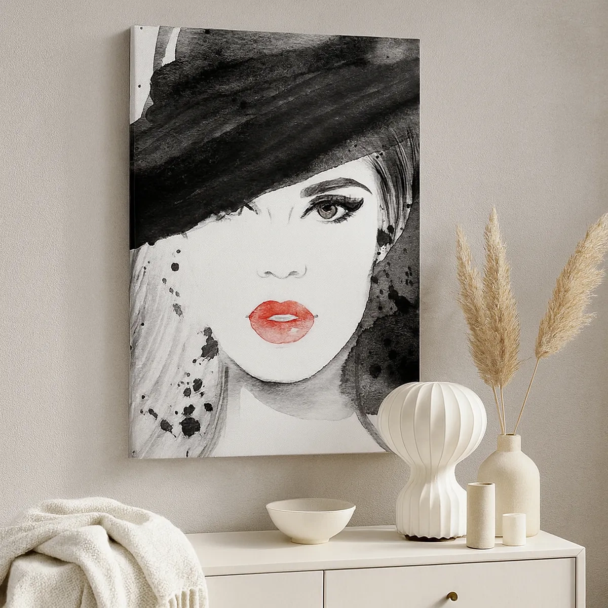 Quadro su tela - Stampe su Tela - Ritratto di una donna con un cappello e labbra rosse - 50x70cm - Donna in nero - Decorazione murale moderna per soggiorno e camera da letto ARTTOR