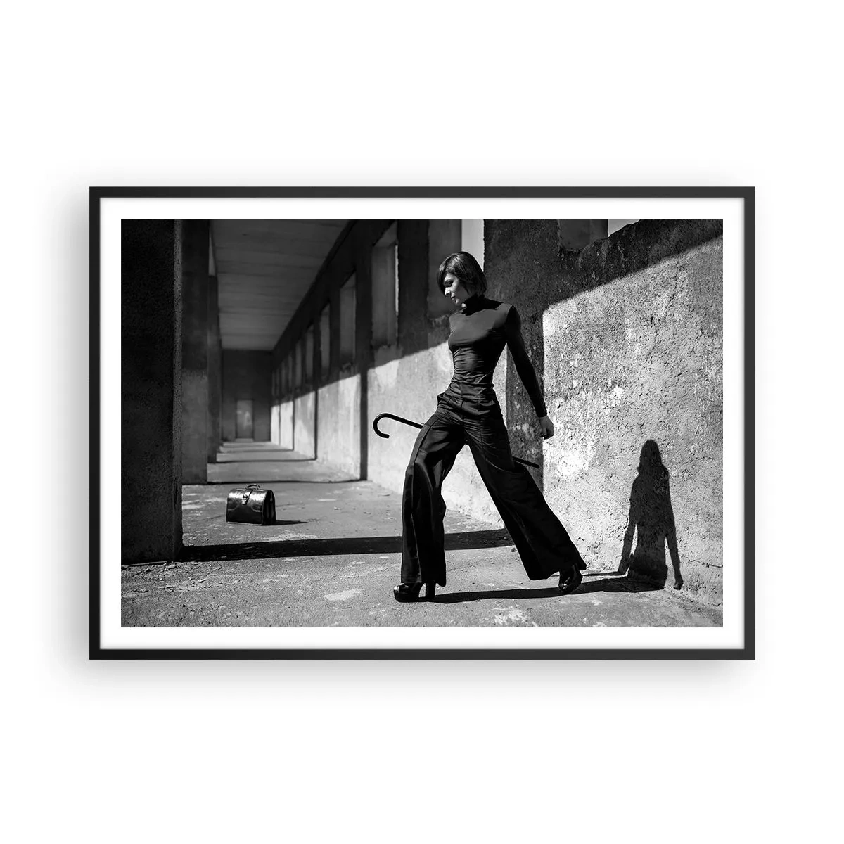 Poster in cornice nera - Donna elegante in un ambiente industriale - 100x70cm - Eleganza cittadina - Decorazione murale moderna per soggiorno e camera da letto ARTTOR