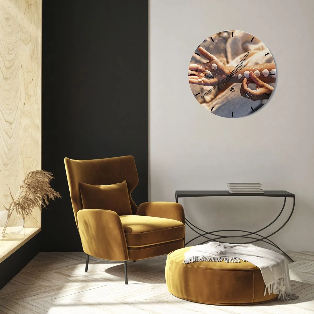 Orologio da parete - Orologio in Vetro - Conchiglie poste sulla mano di un bambino su uno sfondo di sabbia - 30x30cm - La bellezza a portata di mano - Decorazione murale moderna per soggiorno, cucina e camera da letto ARTTOR
