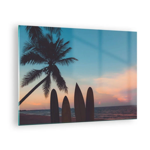 Quadro su vetro - Palma e tavole da surf sulla spiaggia al tramonto - 70x50cm - Domani anche ci divertiamo - Decorazione murale moderna per soggiorno e camera da letto ARTTOR