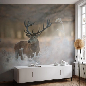 Fotomurali Premium Sand - Un maestoso cervo in una foresta invernale circondato da vegetazione gelida - 100x70cm - Fresco mattino - Decorazione murale moderna per soggiorno e camera da letto ARTTOR