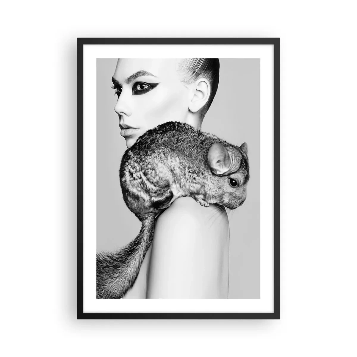 Poster in cornice nera - Una donna con un cincillà in uno scatto artistico in bianco e nero - 50x70cm - Dama con il cincillà - Decorazione murale moderna per soggiorno e camera da letto ARTTOR