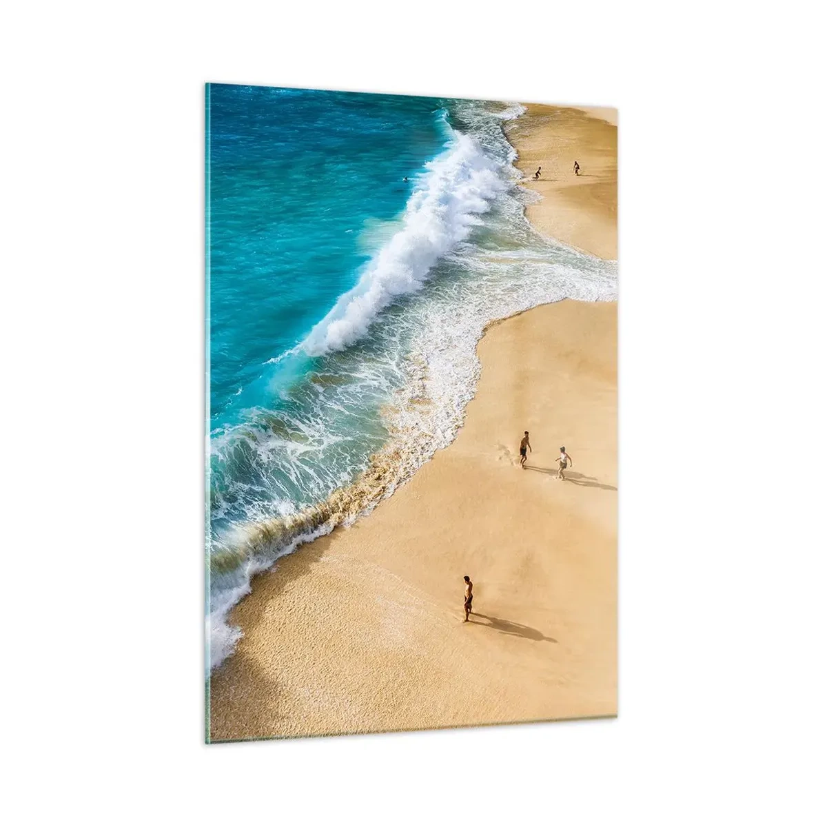 Quadro su vetro - Una spiaggia dorata con acqua turchese e persone che camminano lungo la riva - 50x70cm - E poi il sole, la spiaggia... - Decorazione murale moderna per soggiorno e camera da letto ARTTOR