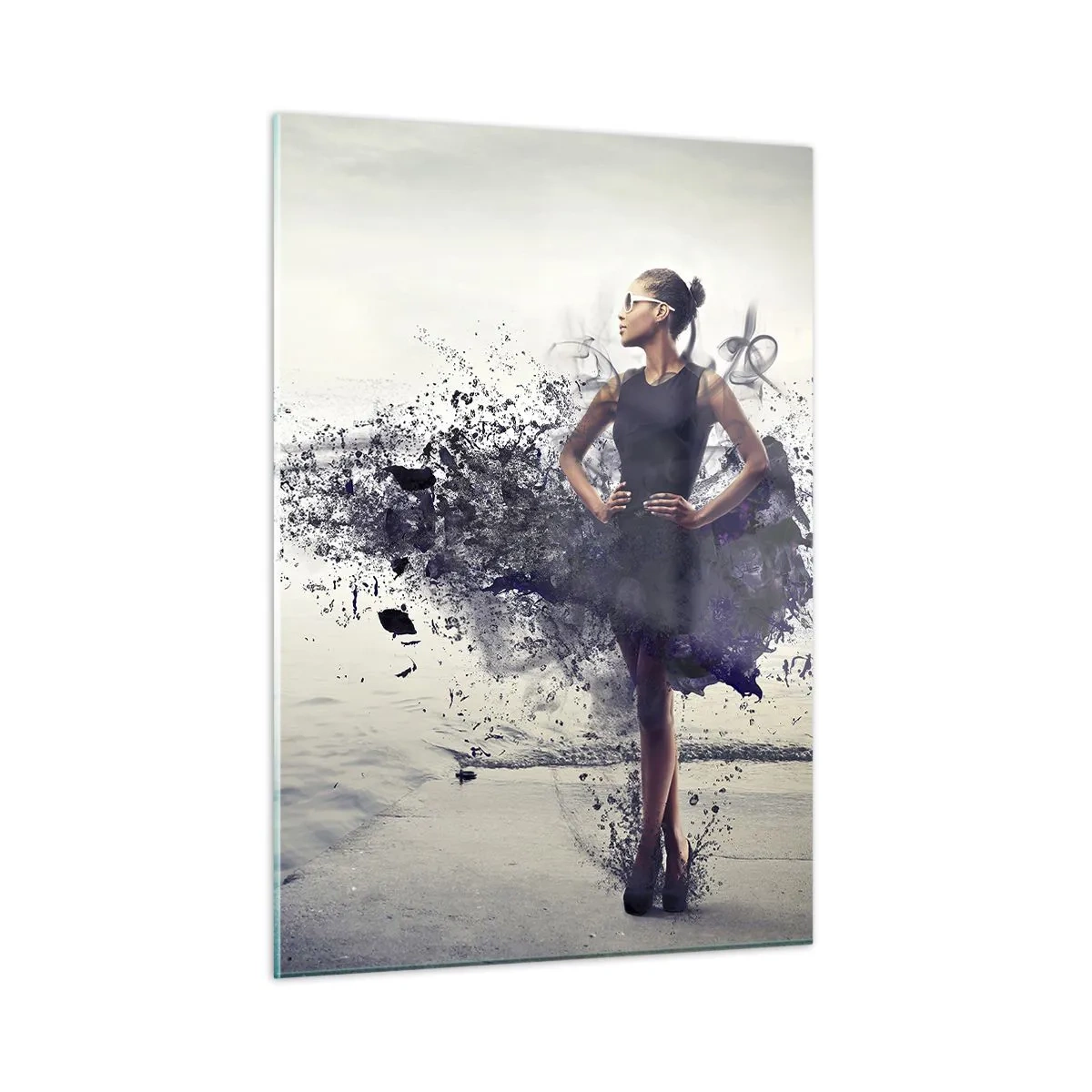 Quadro su vetro - Una donna con un vestito sfocato sullo sfondo di acqua calma - 50x70cm - Venere africana - Decorazione murale moderna per soggiorno e camera da letto ARTTOR