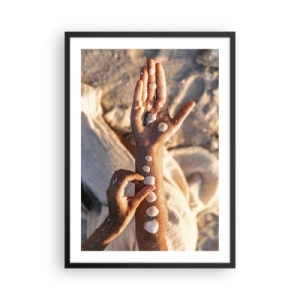 Poster in cornice nera - Mani decorate con conchiglie su sfondo sabbioso - 50x70cm - La bellezza a portata di mano - Decorazione murale moderna per soggiorno e camera da letto ARTTOR