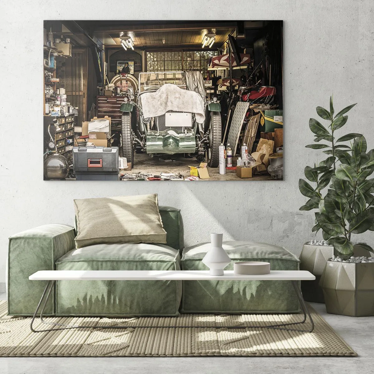 Quadro su vetro - Garage d'epoca con un'auto coperta da un telo, circondata da attrezzi e scatole - 100x70cm - Ritorno al passato - Decorazione murale moderna per soggiorno e camera da letto ARTTOR
