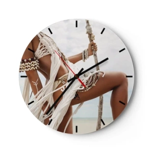 Orologio da parete - Orologio in Vetro - Una figura stilizzata con gioielli etnici su uno sfondo di spiaggia. - 30x30cm - La sacerdotessa del sole - Decorazione murale moderna per soggiorno, cucina e camera da letto ARTTOR