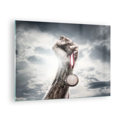 Quadro su vetro - Una mano che tiene una medaglia su uno sfondo di nuvole - 70x50cm - Per aspera ad astra - Decorazione murale moderna per soggiorno e camera da letto ARTTOR