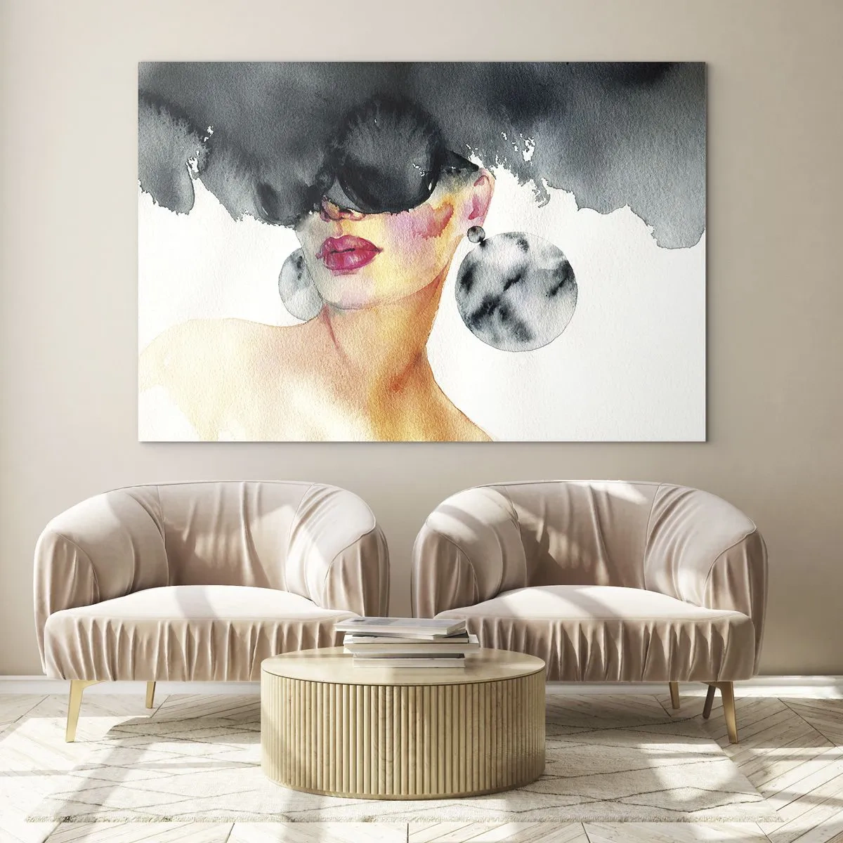 Quadro su vetro - Ritratto di una donna con grandi orecchini e una macchia nera sopra la testa - 100x70cm - Il segreto dell'eleganza - Decorazione murale moderna per soggiorno e camera da letto ARTTOR