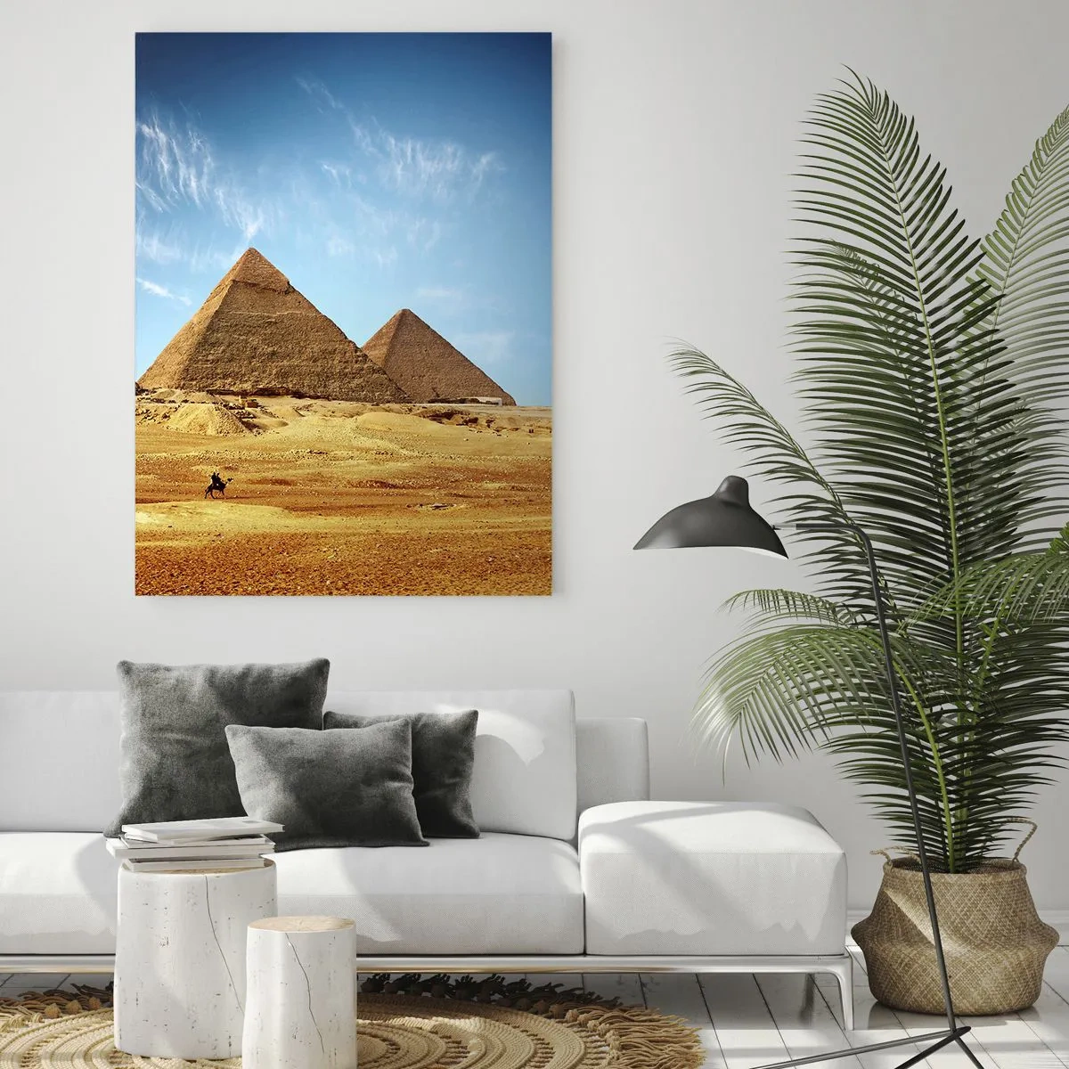 Quadro su vetro - Le piramidi di Giza contro un cielo azzurro e un paesaggio desertico - 70x100cm - 40 secoli ci guardano - Decorazione murale moderna per soggiorno e camera da letto ARTTOR