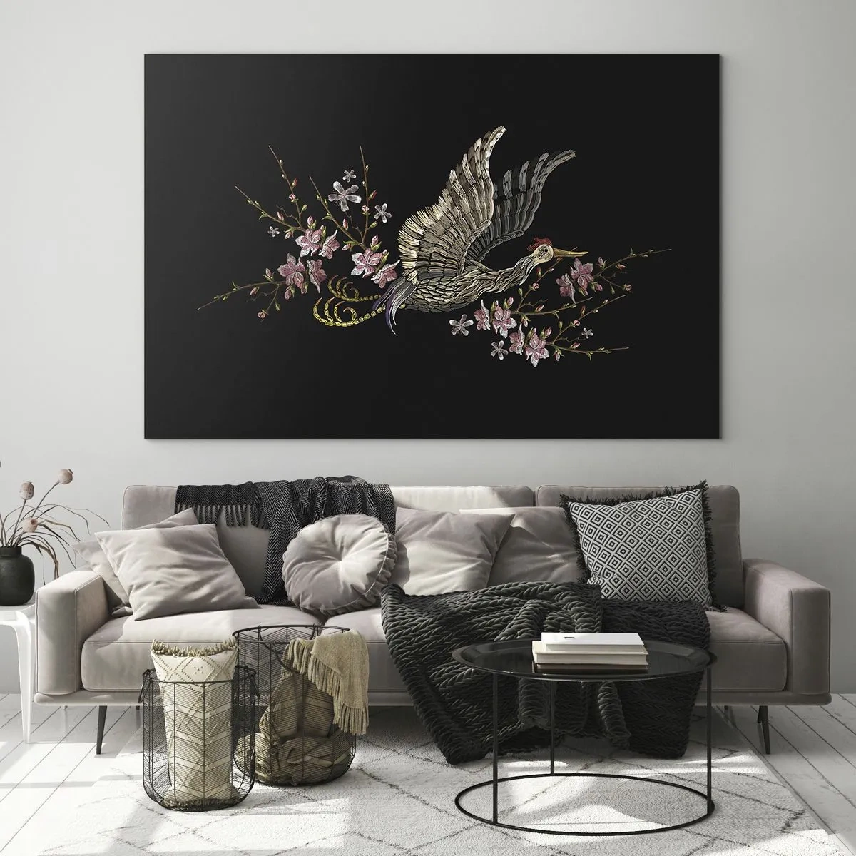 Quadro su vetro - Uccello ricamato in volo con fiori sullo sfondo su sfondo scuro - 70x50cm - Uccello esotico ricamato - Decorazione murale moderna per soggiorno e camera da letto ARTTOR