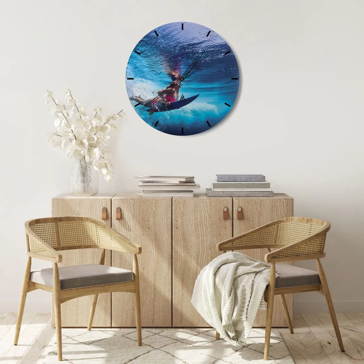 Orologio da parete - Orologio in Vetro - Un surfista sott'acqua in una scena dinamica - 30x30cm - La profondità della gioia - Decorazione murale moderna per soggiorno, cucina e camera da letto ARTTOR