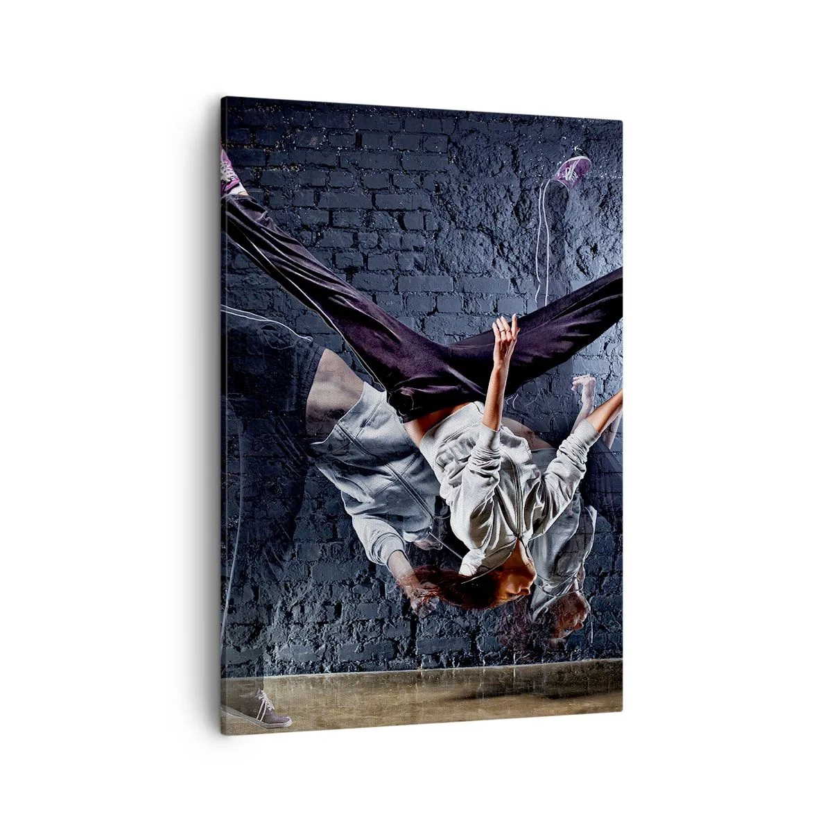 Quadro su tela - Stampe su Tela - Un ballerino in un salto dinamico contro un muro di mattoni - 50x70cm - Eroe di strada - Decorazione murale moderna per soggiorno e camera da letto ARTTOR