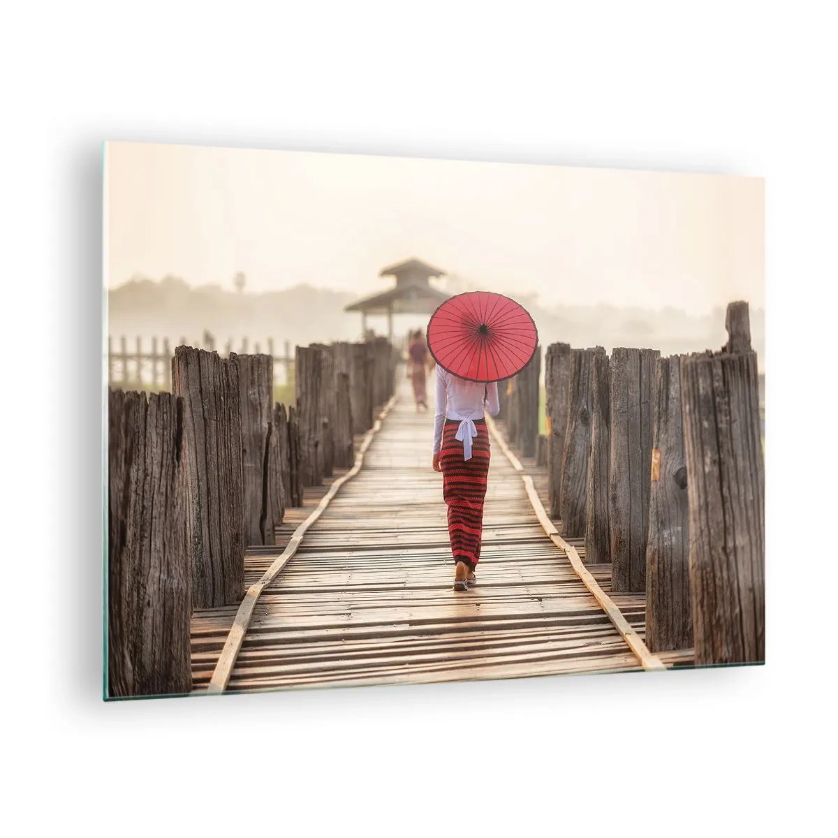 Quadro su vetro - Una donna con un ombrello rosso su un ponte di legno - 70x50cm - Sul vecchio ponte - Decorazione murale moderna per soggiorno e camera da letto ARTTOR