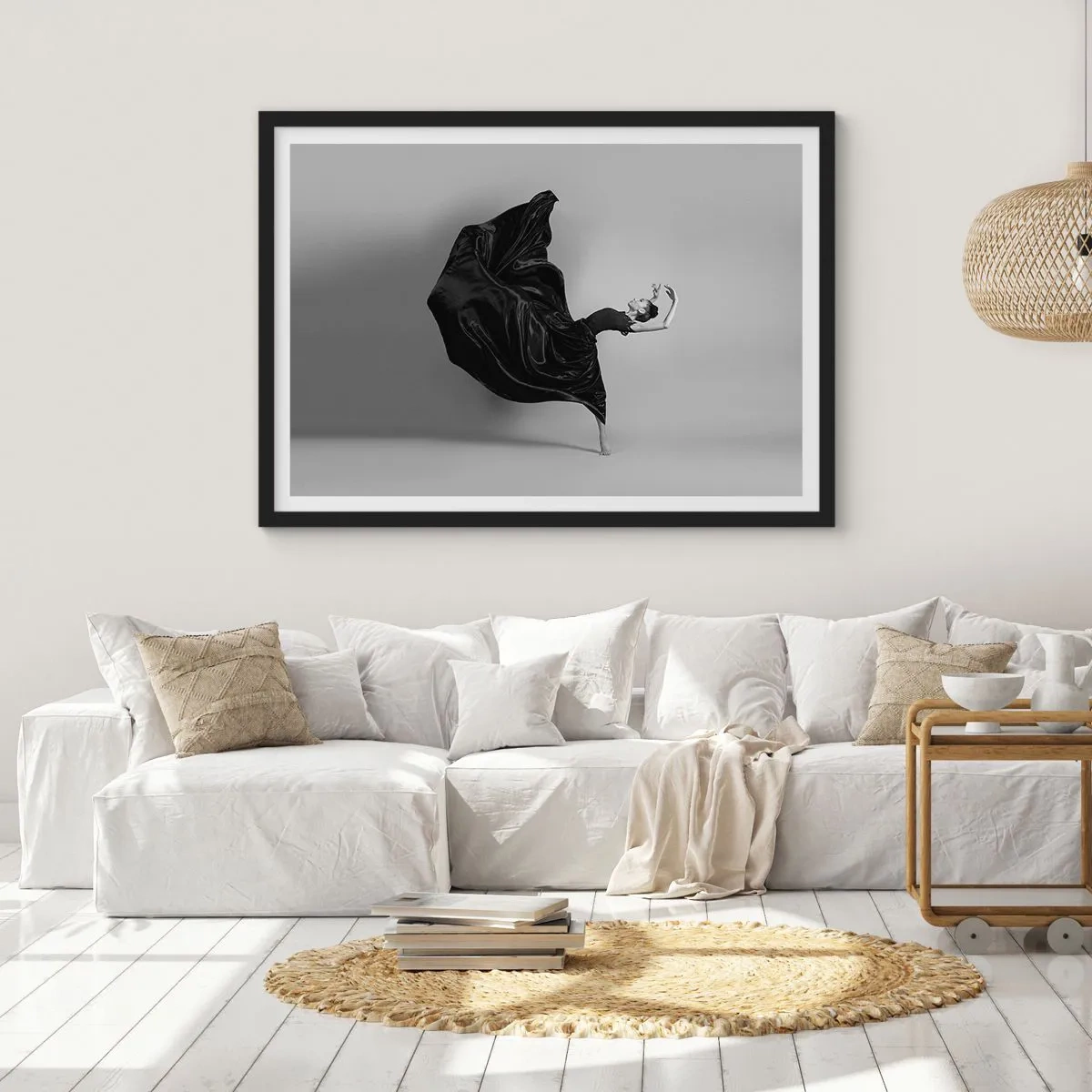 Poster in cornice nera - Un'elegante ballerina in abito nero in movimento - 70x50cm - Musica alata - Decorazione murale moderna per soggiorno e camera da letto ARTTOR
