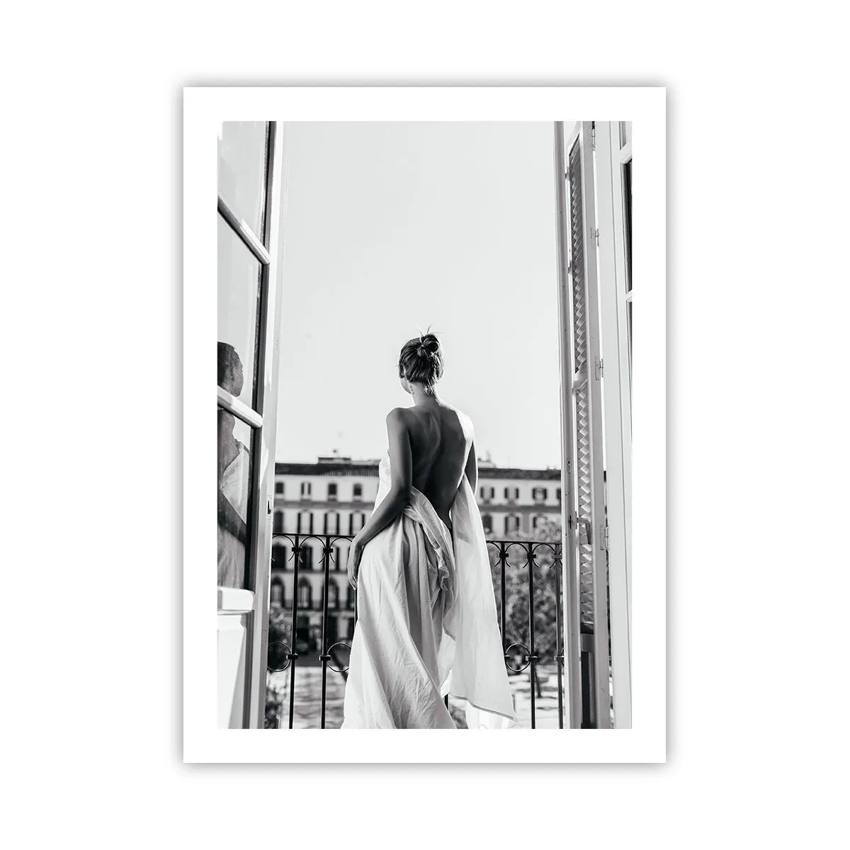Poster - Una donna in tessuto bianco su un balcone con vista sulla città - 50x70cm - Il risveglio dei sensi - Decorazione murale moderna per soggiorno e camera da letto ARTTOR