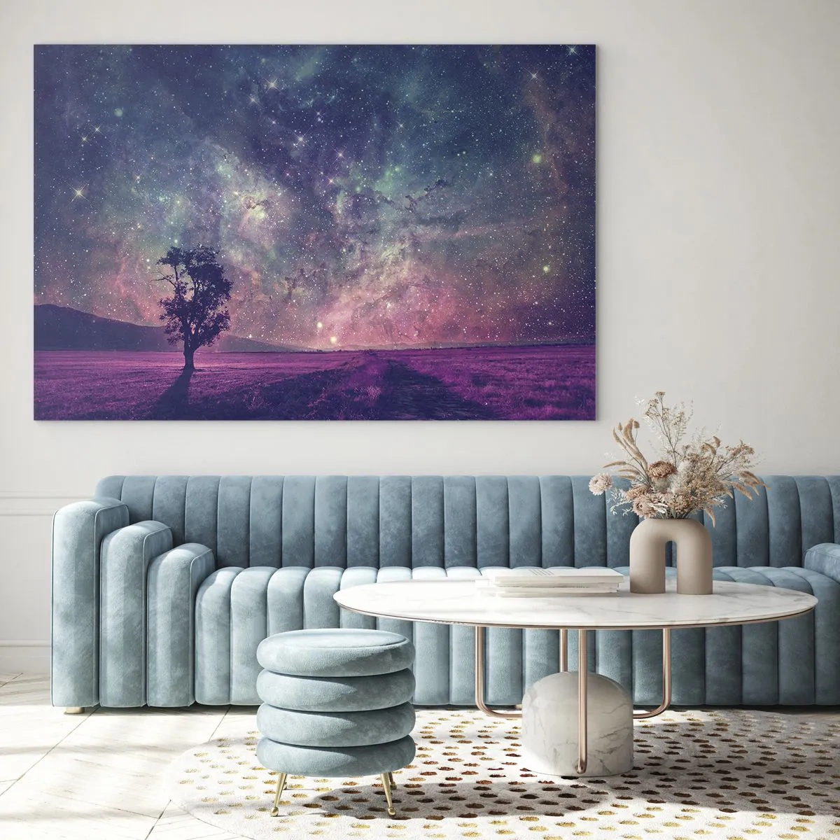 Quadro su vetro - Un albero sullo sfondo di un cielo stellato e di una galassia - 70x50cm - Sotto un cielo magico - Decorazione murale moderna per soggiorno e camera da letto ARTTOR