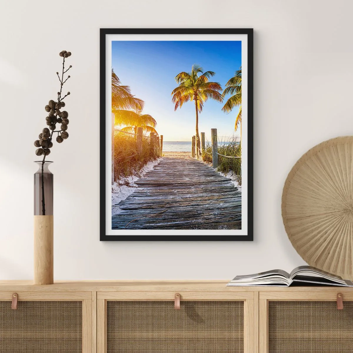 Poster in cornice nera - Sentiero in legno per la spiaggia con palme alla luce del sole - 50x70cm - Dritto in paradiso - Decorazione murale moderna per soggiorno e camera da letto ARTTOR