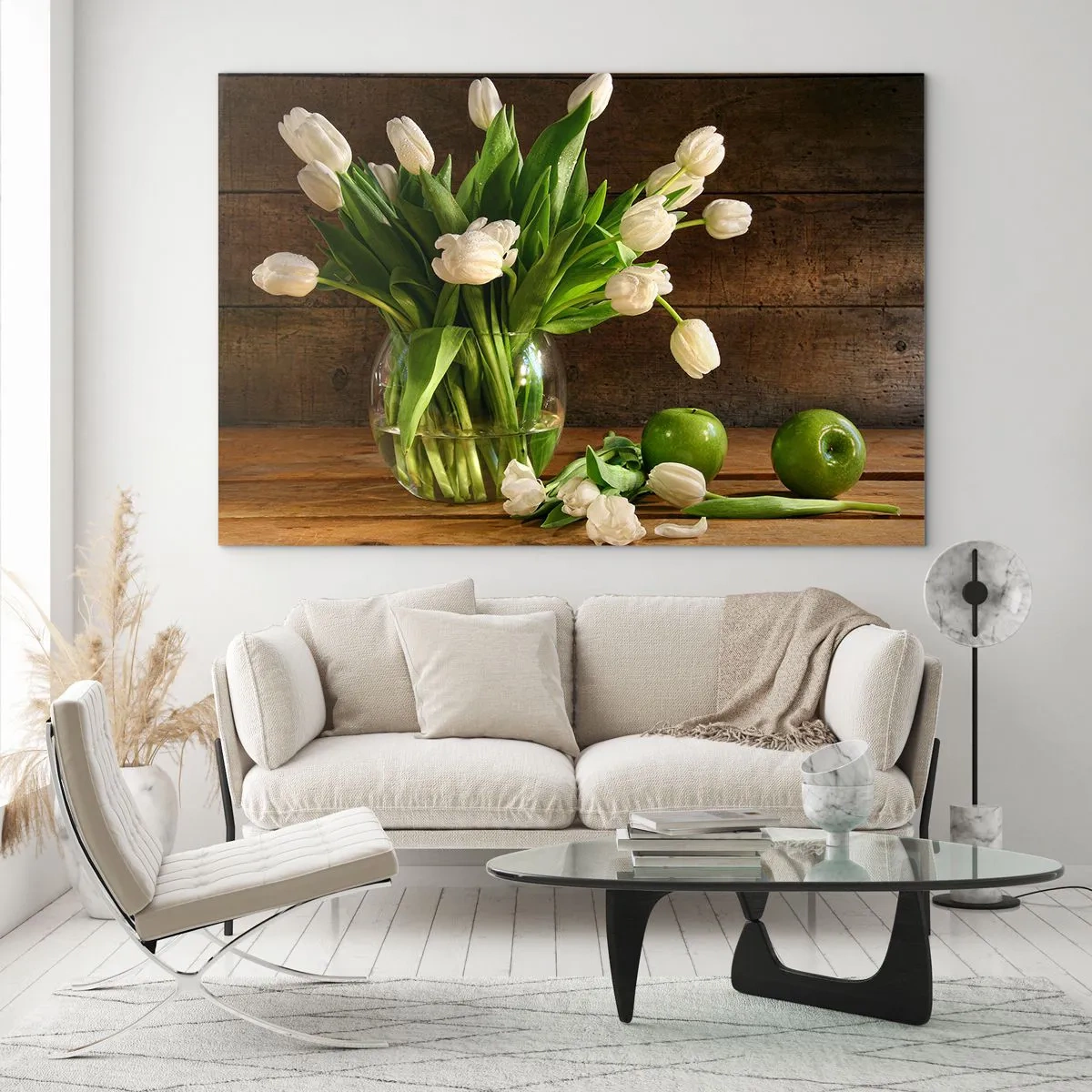 Quadro su vetro - Un vaso di tulipani bianchi e mele verdi su un tavolo di legno - 70x50cm - Freschezza in verde e bianco - Decorazione murale moderna per soggiorno e camera da letto ARTTOR