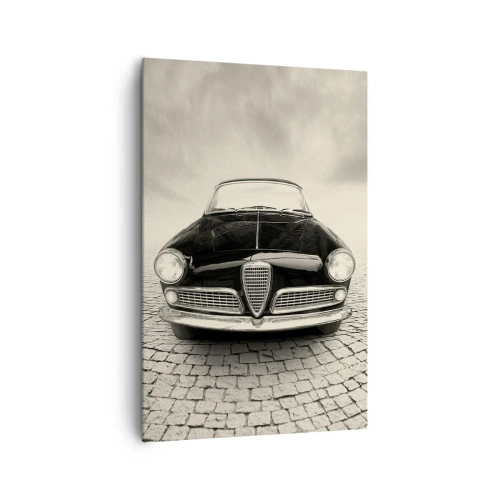 Quadro su tela - Stampe su Tela - Un'auto d'epoca su una piazza di ciottoli in stile monocromatico - 80x120cm - Come non amarmi? - Decorazione murale moderna per soggiorno e camera da letto ARTTOR