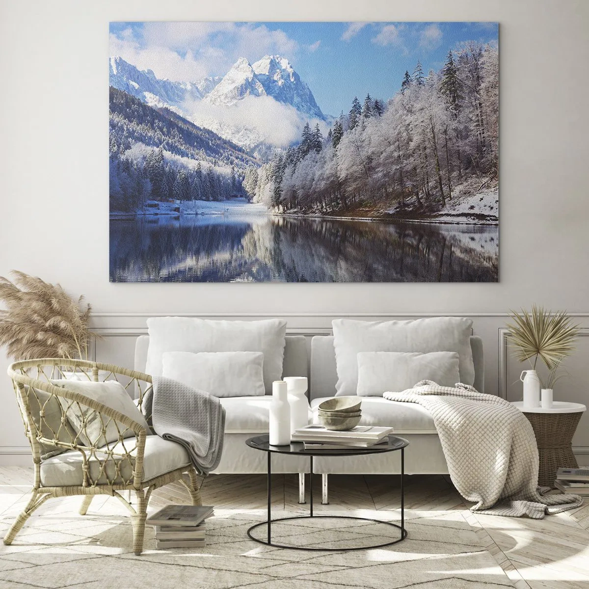 Quadro su vetro - Paesaggio invernale con montagne e un lago ghiacciato - 100x70cm - Il custode innevato - Decorazione murale moderna per soggiorno e camera da letto ARTTOR
