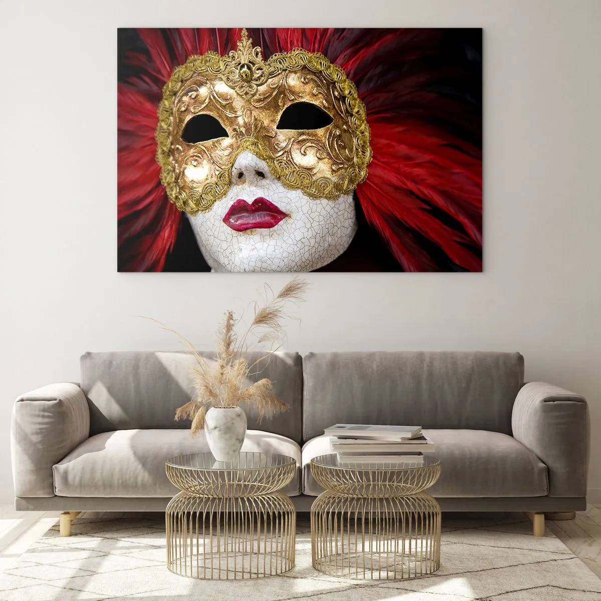 Quadro su vetro - Maschera di carnevale dorata con piume rosse - 70x50cm - La promessa di un'avventura di carnevale - Decorazione murale moderna per soggiorno e camera da letto ARTTOR