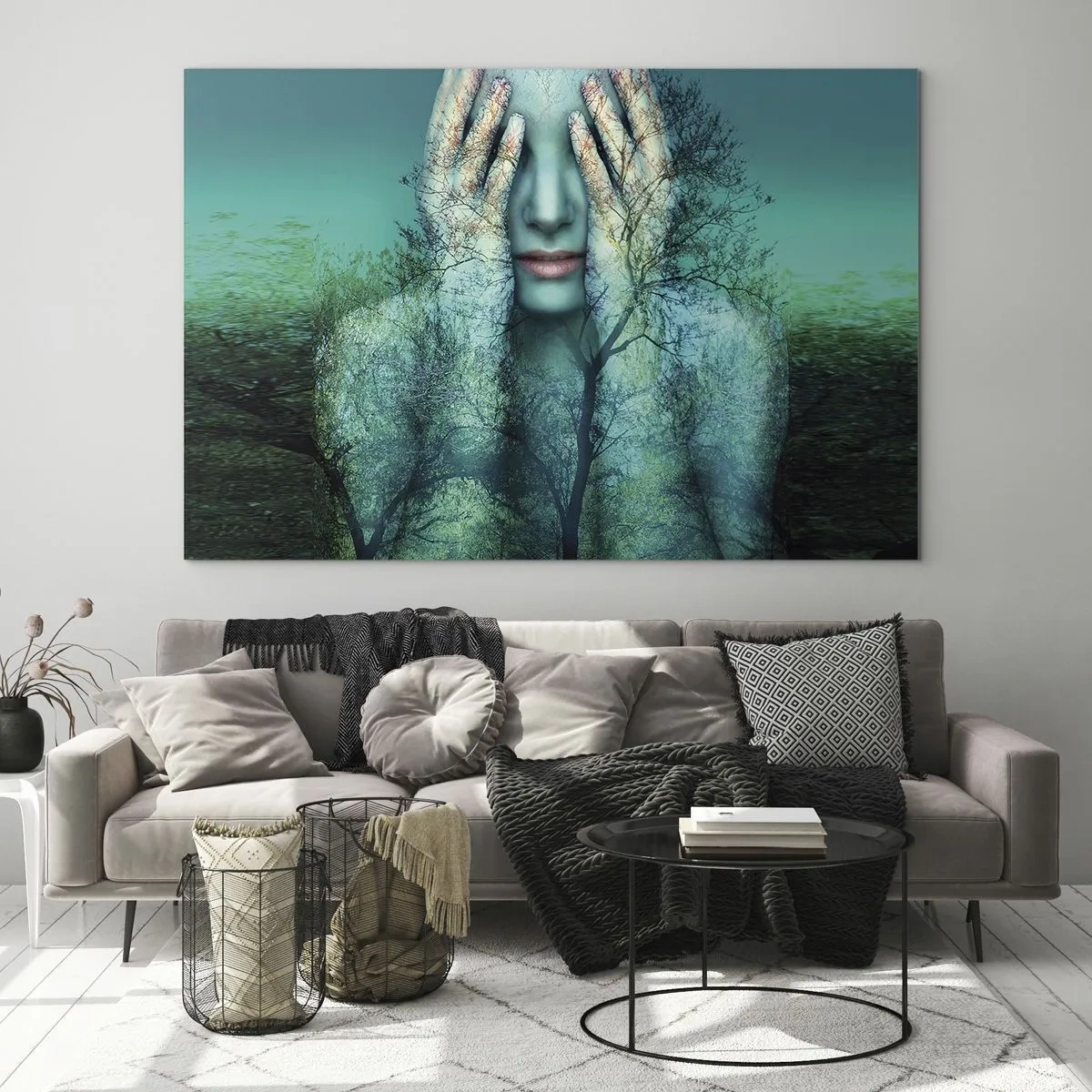 Quadro su vetro - Un volto di donna con un motivo ad albero in un'ambientazione surreale - 100x70cm - Immersa nel blu - Decorazione murale moderna per soggiorno e camera da letto ARTTOR