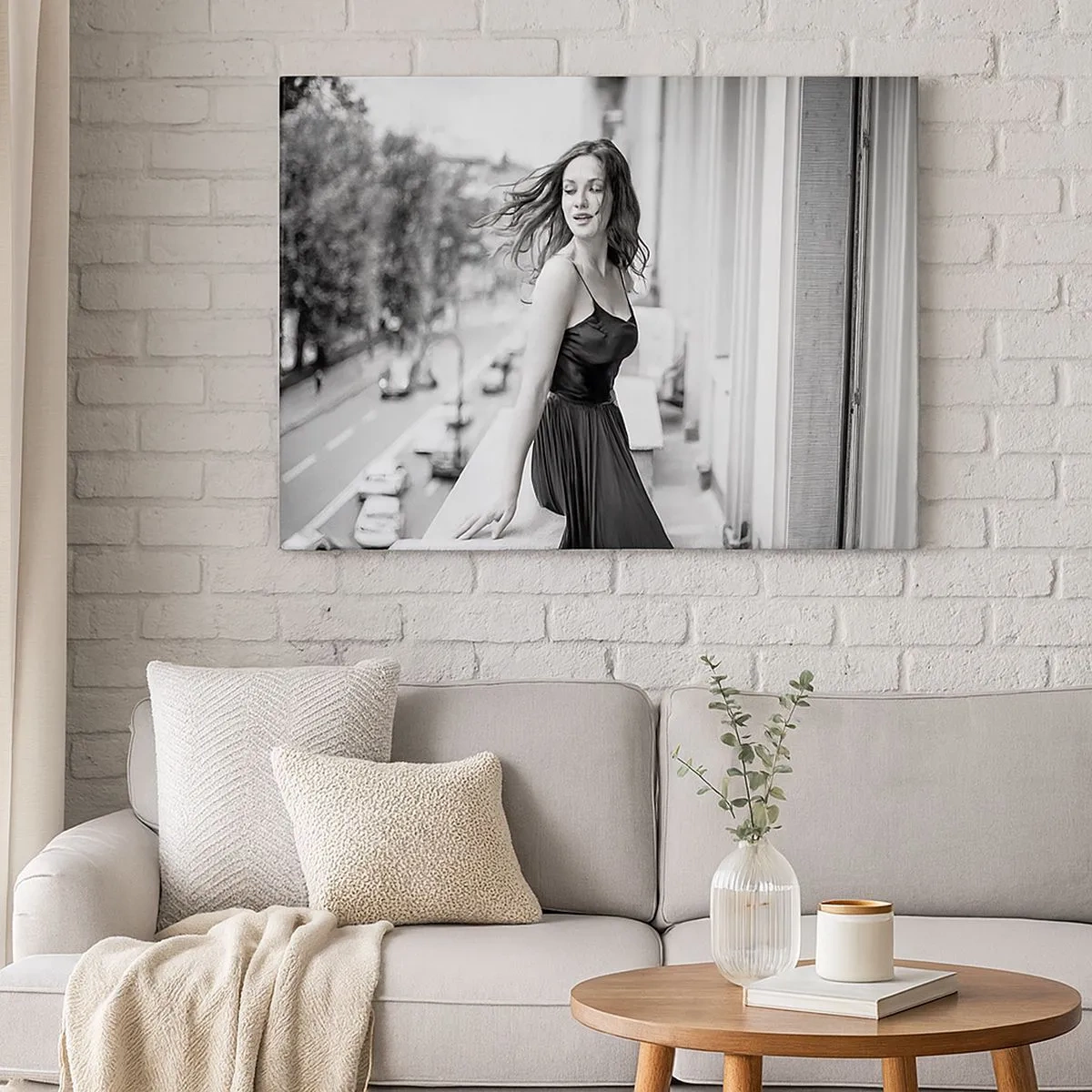 Quadro su tela - Stampe su Tela - Foto in bianco e nero di una donna su un balcone - 70x50cm - Sicuramente parigina - Decorazione murale moderna per soggiorno e camera da letto ARTTOR