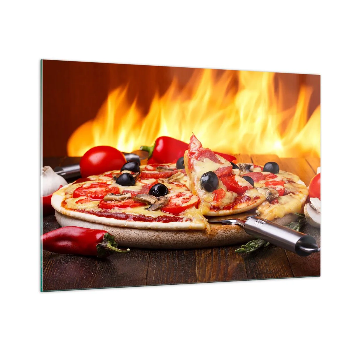 Quadro su vetro - Pizza con olive sullo sfondo delle fiamme del fuoco - 100x70cm - From Italy with love - Decorazione murale moderna per soggiorno e camera da letto ARTTOR