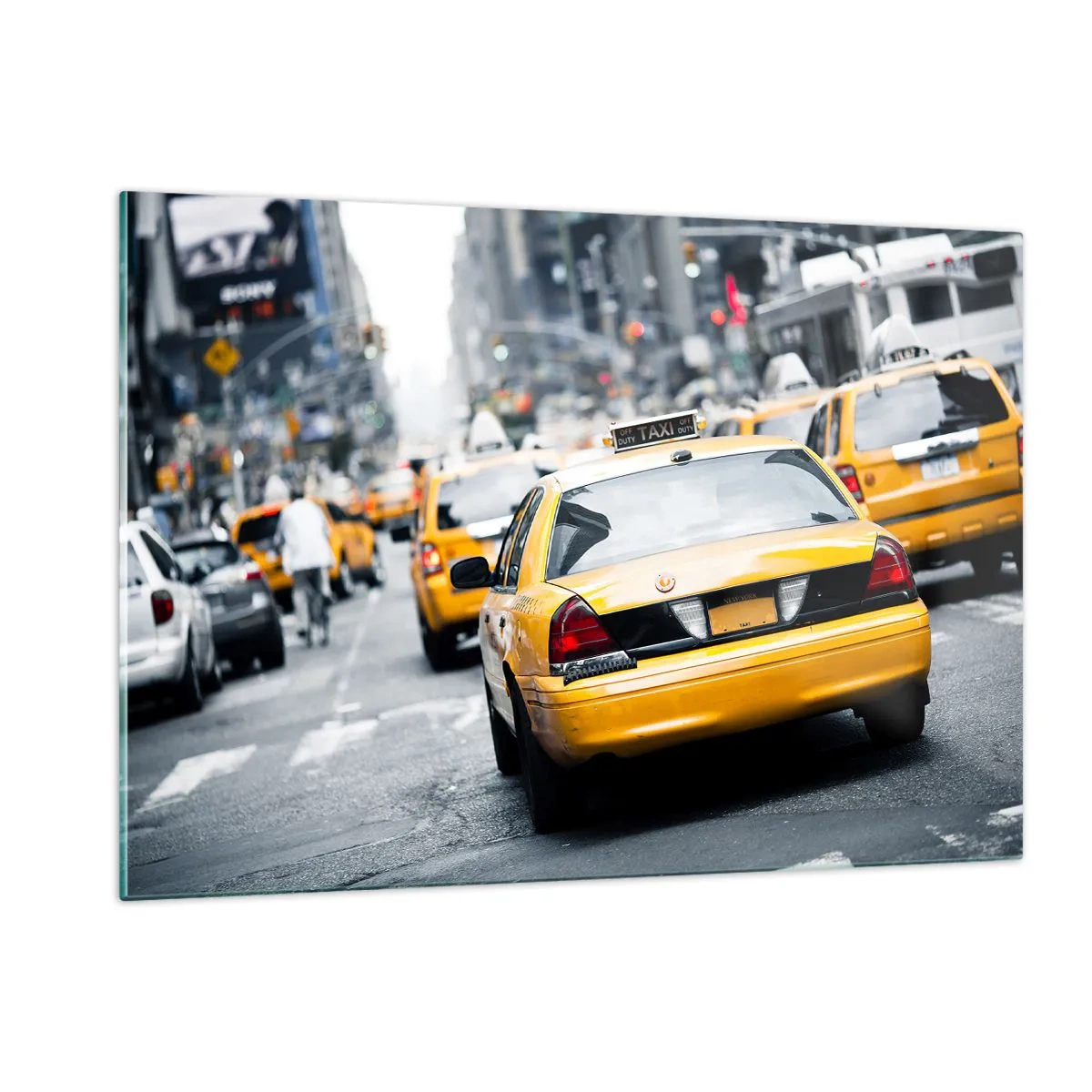 Quadro su vetro - Taxi gialli per le strade di New York nel trambusto della città - 120x80cm - Solamente in questa città - Decorazione murale moderna per soggiorno e camera da letto ARTTOR