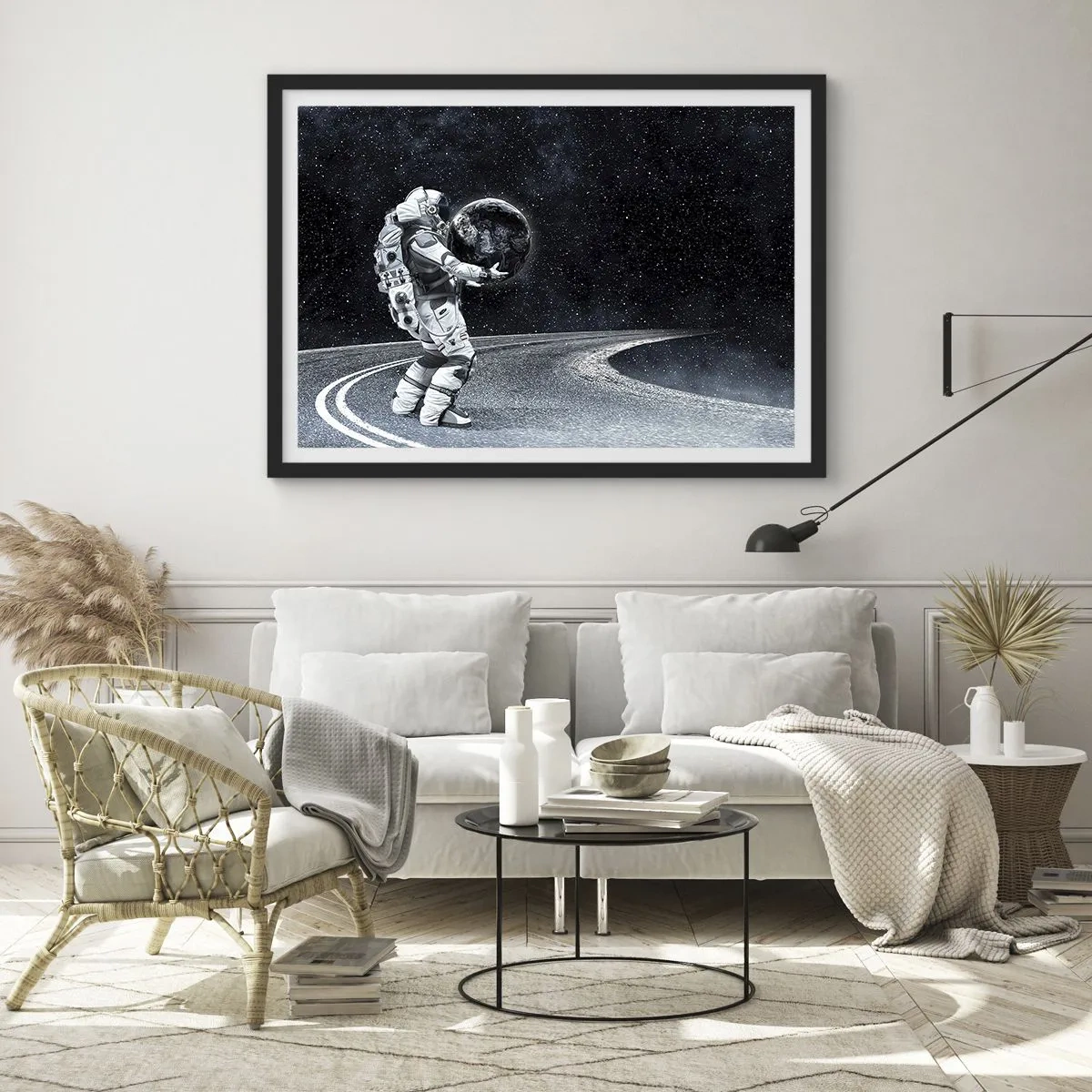 Poster in cornice nera - Astronauta con la Terra contro il cielo stellato - 70x50cm - Sulla Via Lattea - Decorazione murale moderna per soggiorno e camera da letto ARTTOR