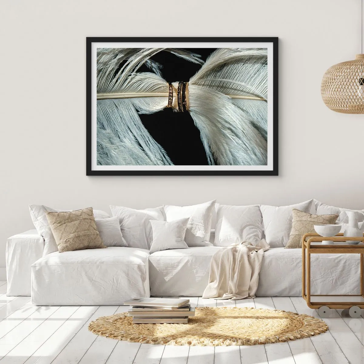 Poster in cornice nera - Una piuma bianca con due anelli d'oro su uno sfondo nero - 100x70cm - ...e non ti lascerò... - Decorazione murale moderna per soggiorno e camera da letto ARTTOR