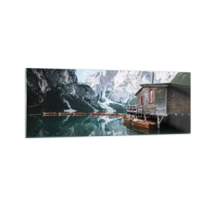 Quadro su vetro - Una casetta di legno vicino a un tranquillo lago di montagna - 140x50cm - Mattina cristallina sui monti - Decorazione murale moderna per soggiorno e camera da letto ARTTOR