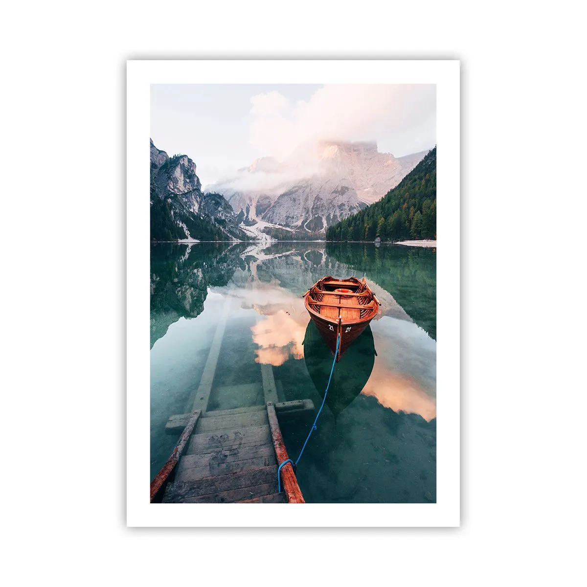 Poster - Una barca di legno su un lago calmo circondato da montagne - 50x70cm - Il sogno tranquillo dei monti - Decorazione murale moderna per soggiorno e camera da letto ARTTOR