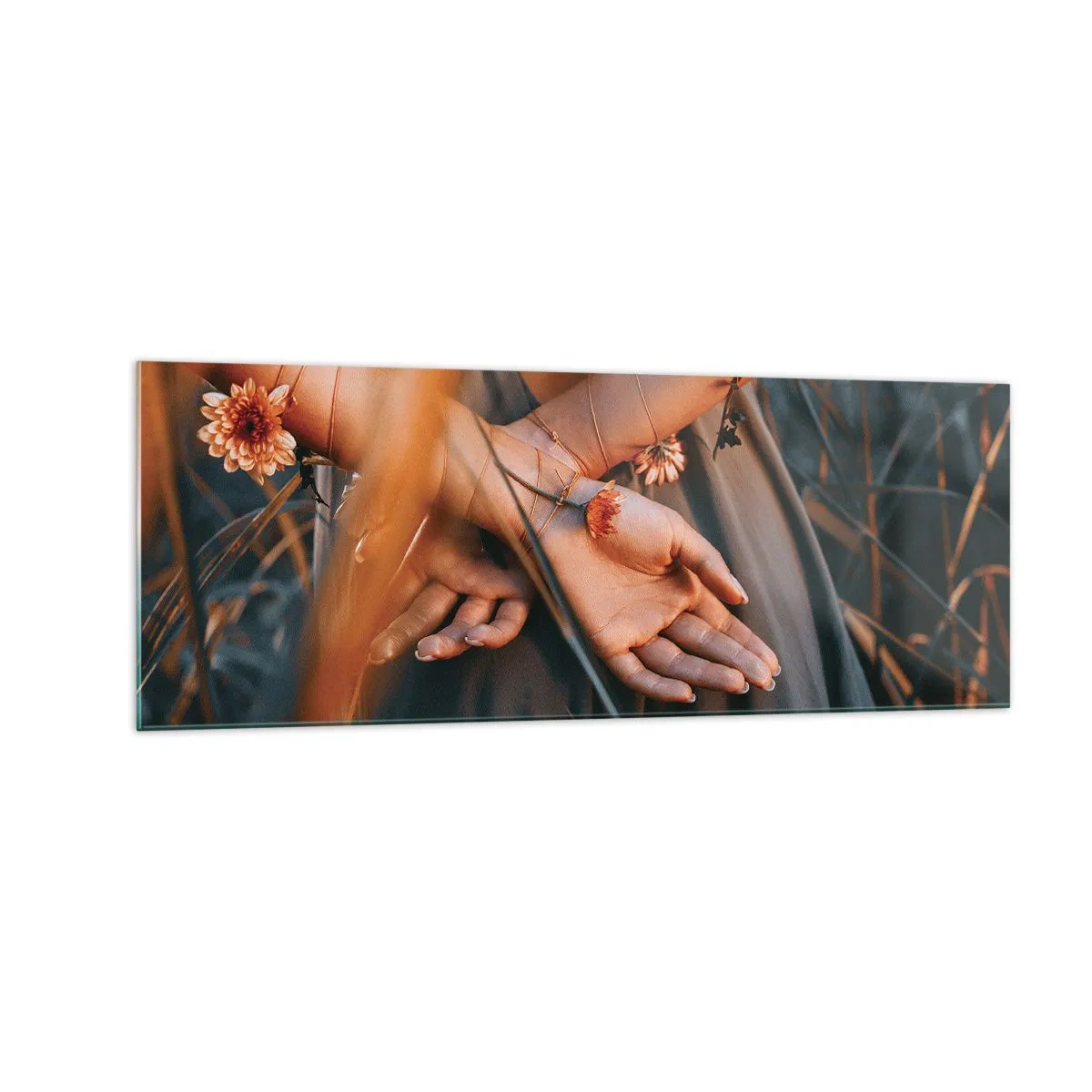 Quadro su vetro - Mani sensuali con fiori in un ambiente naturale - 140x50cm - Legata alla natura - Decorazione murale moderna per soggiorno e camera da letto ARTTOR