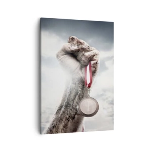 Quadro su tela - Stampe su Tela - Una mano alzata con una medaglia contro un cielo nuvoloso - 50x70cm - Per aspera ad astra - Decorazione murale moderna per soggiorno e camera da letto ARTTOR