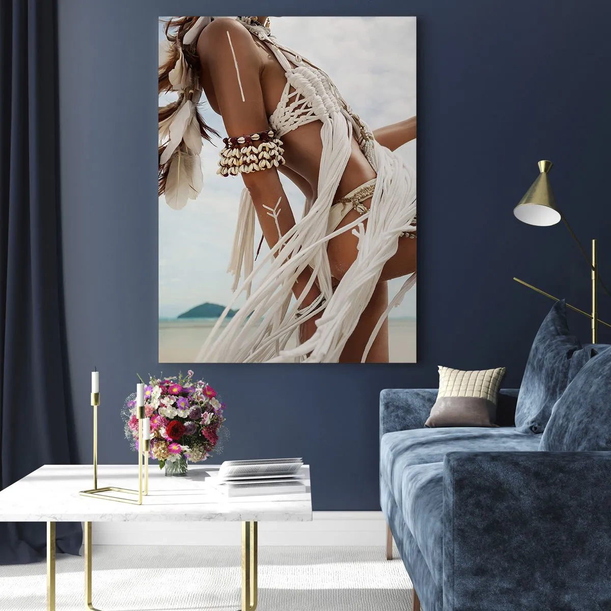 Quadro su vetro - Una donna in abiti etnici con conchiglie e un bastone sulla spiaggia. - 50x70cm - La sacerdotessa del sole - Decorazione murale moderna per soggiorno e camera da letto ARTTOR