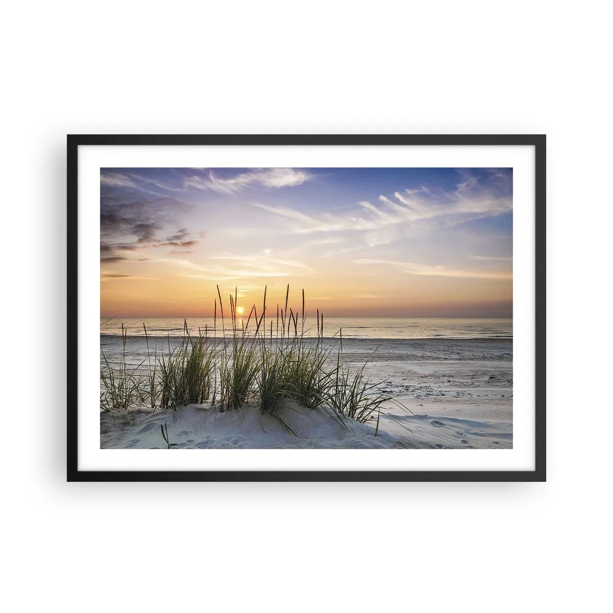 Poster in cornice nera - Una spiaggia sabbiosa al tramonto con l'erba sullo sfondo - 70x50cm - Guarda, pensa, senti - Decorazione murale moderna per soggiorno e camera da letto ARTTOR