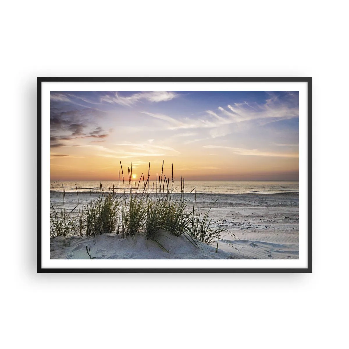 Poster in cornice nera - Una spiaggia sabbiosa al tramonto con l'erba sullo sfondo - 100x70cm - Guarda, pensa, senti - Decorazione murale moderna per soggiorno e camera da letto ARTTOR