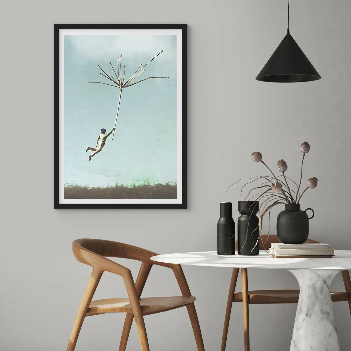Poster in cornice nera - Una figura che fluttua su uno stelo di tarassaco contro il cielo - 50x70cm - Aquiloni, denti di leone, vento - Decorazione murale moderna per soggiorno e camera da letto ARTTOR