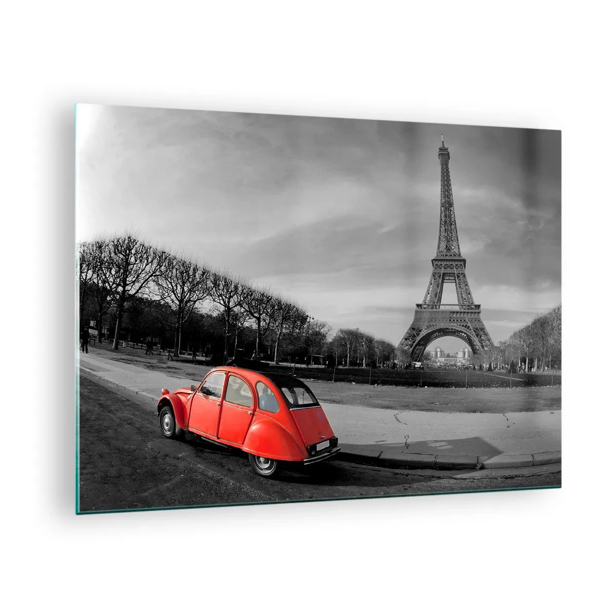 Quadro su vetro - Un'auto rossa con la Torre Eiffel sullo sfondo in un'ambientazione in bianco e nero - 70x50cm - Più parigine di Parigi - Decorazione murale moderna per soggiorno e camera da letto ARTTOR