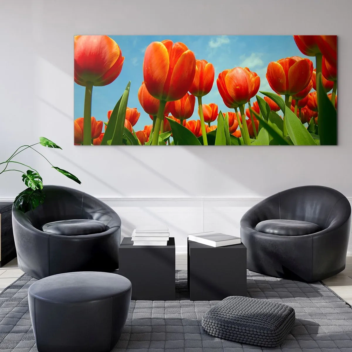 Quadro su vetro - Un campo di tulipani rossi e arancioni contro un cielo blu - 140x50cm - A loro non serve nulla oltre al cielo azzurro - Decorazione murale moderna per soggiorno e camera da letto ARTTOR