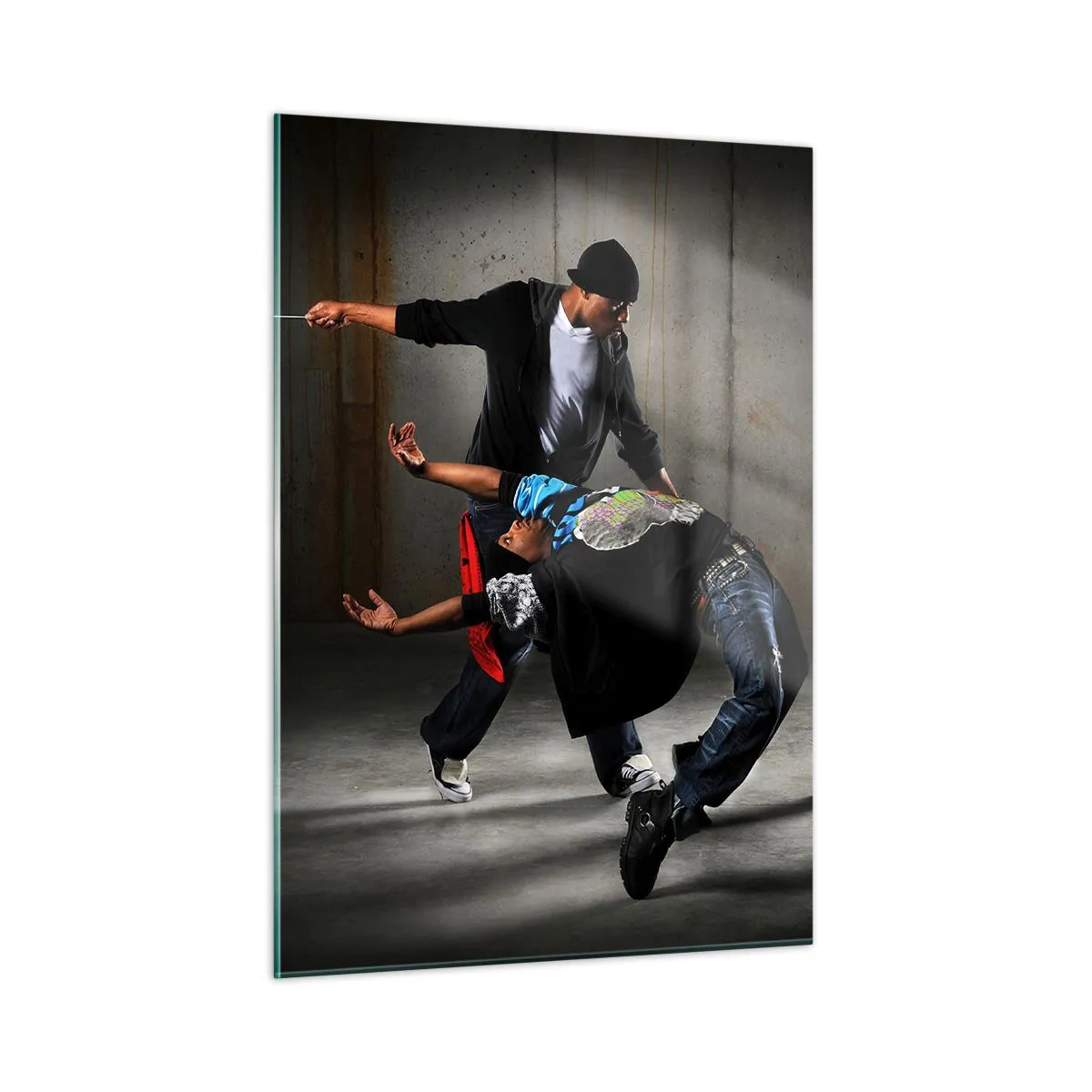 Quadro su vetro - Un gruppo di ballerini in posa dinamica su uno sfondo industriale. - 50x70cm - Ballare con il vento della strada - Decorazione murale moderna per soggiorno e camera da letto ARTTOR